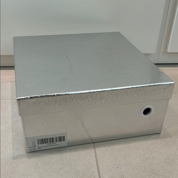 New White Leather Western-Style Women's Boots - Picture 15 of 15